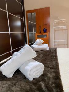 马拉加Robles home的酒店客房的床上有两条毛巾