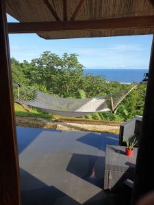 Playa San Miguel Palmetto Lodge的海景客房中的吊床