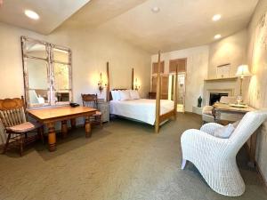 扬特维尔佩蒂罗杰斯宾馆的卧室配有一张床和一张桌子及椅子