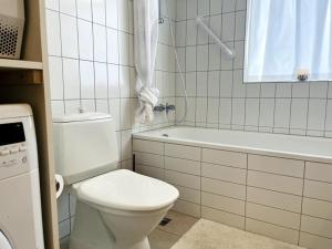 阿克雷里Sunnuhlíð 19的白色的浴室设有卫生间和浴缸。