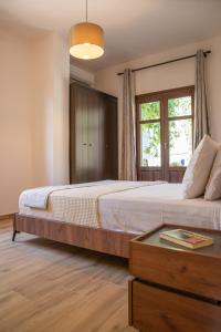扎戈拉Μελίτη Pelion Luxury Living的一间卧室设有一张大床和一个窗户。