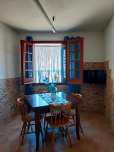 马里迪莫Marettimo la casa sulla spiaggia的一间带桌椅和窗户的用餐室