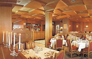 涅德劳奥地利酒店的餐厅内带桌椅的用餐室