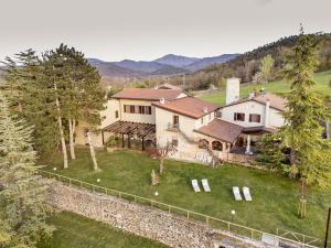 Tagliolo MonferratoCascina Gazzeri Country House的享有带围栏的房子的空中景致