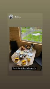 EighterDutchdream b&b logcabin的窗户房间里一张桌子,上面有食物