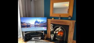 Sleeps 10-12 Snowdonia North Wales Nr Zip World的电视和/或娱乐中心