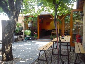 胡斯托佩切Penzion Pitnerka的一个带野餐桌和树的庭院