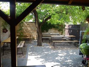 胡斯托佩切Penzion Pitnerka的一组野餐桌和一棵树