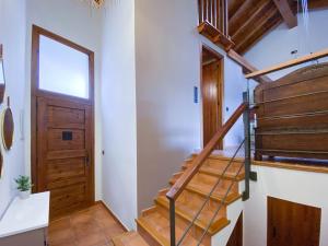 蒙塔迪特Casa Jonico的走廊上设有楼梯和木门