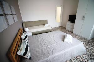 卡塔尼亚Giuffrida Apartment Rooms的小房间设有两张床和电视