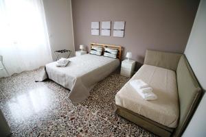 卡塔尼亚Giuffrida Apartment Rooms的一间卧室设有两张床和窗户。