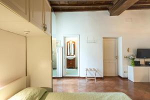 罗马Navona Square House的一间卧室配有一张床,另一间卧室配有镜子