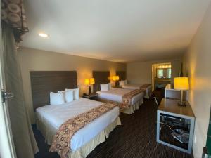 阿布西肯花园州旅馆的酒店客房配有两张床和一张书桌