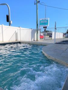 黄金海岸Aqua Blue Motel的白色围栏旁的水池