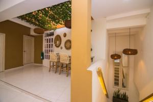卡塔赫纳Hotel Gallery Cartagena的厨房以及带灯具的天花板用餐室。