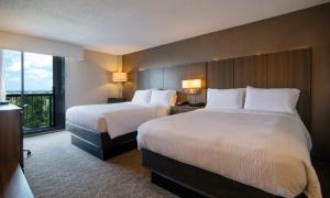 纳什维尔Holiday Inn Nashville Vanderbilt, an IHG Hotel的酒店客房设有两张床和大窗户。