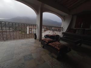 Santa Eulalia BajeraRiojania Heredad的客房设有两张床和一个美景阳台。
