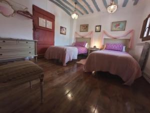 Santa Eulalia BajeraRiojania Heredad的一间设有两张床和梳妆台的房间
