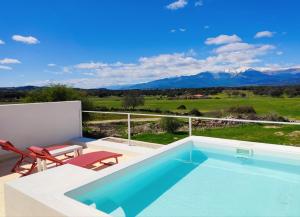 阿雷纳斯德圣佩德罗Estrellas de Gredos的一座带游泳池和山脉的别墅