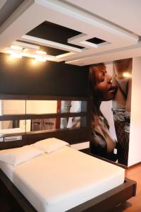 拉热斯Motel Chevalier的卧室里有一个女吻海报