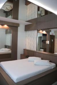 拉热斯Motel Chevalier的一间卧室配有一张床和一面大镜子