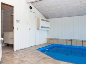 森讷比10 person holiday home in Juelsminde的游泳池,浴室设有加热器