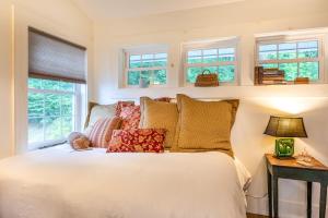 韦恩斯维尔The Barn的卧室配有白色的床、枕头和窗户。