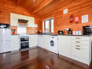 博德明Willow Lodge的小木屋内的厨房配有白色家电