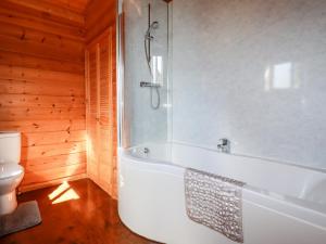 博德明Willow Lodge的浴室配有白色浴缸和卫生间。