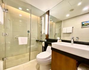 青岛青岛中心假日酒店（五四广场）的浴室配有卫生间、盥洗盆和淋浴。