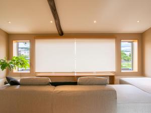 京都京都白鹭度假屋的卧室设有大窗户和一张大床
