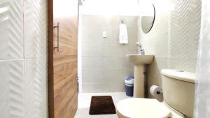 里奥阿查Walena Hotel的一间带卫生间和淋浴的小浴室