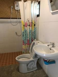 乌泰他尼府บ้านกลางเกาะ รีสอร์ท的一间带卫生间和水槽的浴室