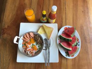 乌泰他尼府บ้านกลางเกาะ รีสอร์ท的包括一碗鸡蛋和烤面包的早餐食品
