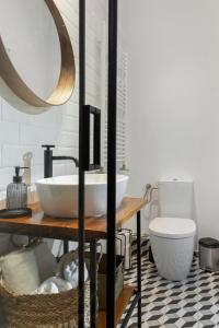布加勒斯特VD Boutique Apartments No 2的一间带水槽和卫生间的浴室