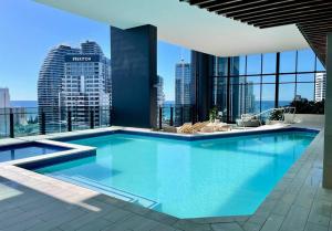 黄金海岸Luxury Oceanview 2beds serviced apt 47F的大楼顶部的大型游泳池
