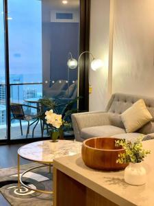 黄金海岸Stunning riverview 1bedroom serviced apt的客厅配有沙发和桌子