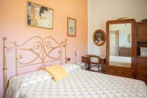 莫内利亚La Casa Di Menny Maison de Campagne的一间卧室配有一张床和一面大镜子
