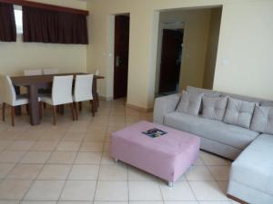 Norfolk Towers Serviced Apartment -Nairobi, City Centre CBD的休息区