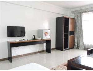 内罗毕内罗毕天空酒店的客厅配有电视和书桌