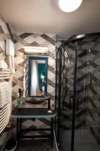 塞尼Boutique Hotel Bura 45N的一间带水槽和镜子的浴室