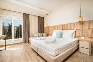 乌尔齐尼Hotel Olea的一间卧室设有一张大床和一个大窗户