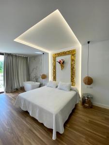奇克拉纳－德拉弗龙特拉VISTA LAGO VILLE的卧室配有白色的床和浴缸