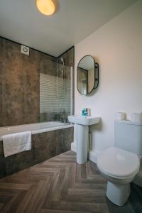 达灵顿Barron House By Horizon Stays的浴室配有盥洗盆、卫生间和浴缸。
