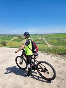 LarinoAgriturismo Essentia dimora rurale的土路上骑自行车的人