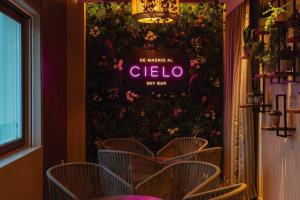 马德里Riu Plaza España的一间餐厅,配有椅子和鲜花墙