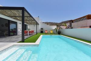 拉普拉亚蒂陶洛Tauro Serenity by VillaGranCanaria的一座房子后院的游泳池