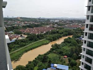 加影AMNI Homestay Vista Bangi Muslim Preferred (Pool View)的从大楼内可欣赏到河流美景