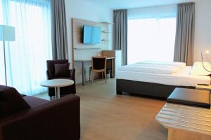 明斯特杜南DRK酒店的酒店客房设有床和客厅。