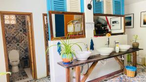 昆岛Hotel De Condor的浴室设有2个水槽和2面镜子
